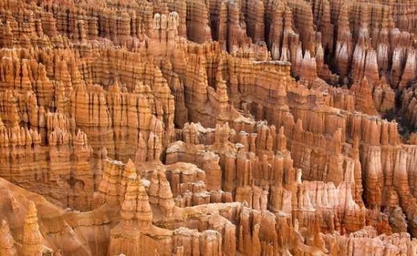 <p>Bryce Amphitheatre, Utah, ABD Kireç taşının aşınmasıyla oluşan muazzam dikitler.</p>