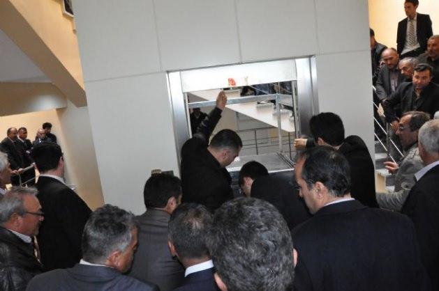 Bakan L&uuml;tfi Elvan, memleketi Karaman'da, Başyayla İl&ccedil;esi H&uuml;k&uuml;met Konağı'nın a&ccedil;ılış t&ouml;renine katıldı. T&ouml;renin ardından Elvan ile yanındaki Karaman Valisi Murat Koca, AK Parti Karaman Milletvekili Mevl&uuml;t Akg&uuml;n, Kaymakam Mehmet Halis Aydın, Başyayla Belediye Başkanı Şerafettin Bulgurcu, asans&ouml;re binip 3'&uuml;nc&uuml; kattaki kaymakamlık makamına ge&ccedil;mek istedi. 1'inci kattan hareket eden asans&ouml;r kısa bir s&uuml;re sonra durdu.