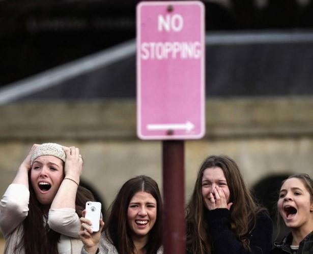 Her şey Justin için: Kanadalı şarkıcı Justin Bieber'ın dünya çapında milyonlarca hayranı var. Bu karedekiler de Avustralyalı genç hayranları. Yüzlerindeki ifadeden Bieber'a olan hayranlıklarını okumak mümkün. Tam arkalarındaki pembe levhadaki "No Stopping" (durmak yasak) yazısı da fotoğrafa farklı bir anlam katmış. Avustralya