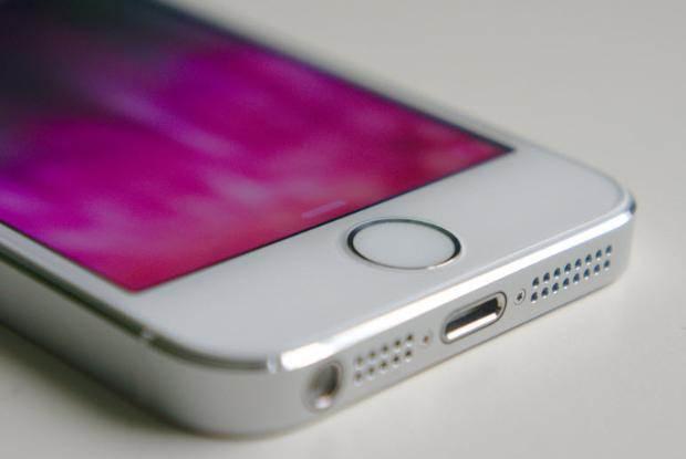 <p><strong>Apple iPhone 5S</strong><br />Özellikler: 4 inç LCD dokunmatik ekran, 1.7 GHz çift çekirdekli işlemci, 64 bit sistemi, WiFi, HSPA+, LTE, 8 megapiksel kamera, 16/32/64 GB dahili bellek (arttırılamıyor), GPS alıcı, Bluetooth, USB, dört bant GSM.</p>
<p>İşletim sistemi: iOS 7.1</p>
<p>Fiyat: 2.100 TL (16 GB)</p>