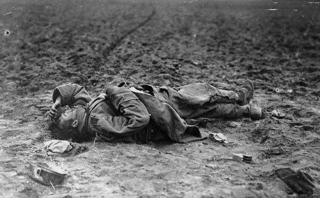 <p>12. Savaş alanında ölmüş bir Avusturya askeri, 1915<br />
<br />
</p>