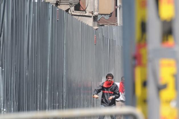 1 Mayıs etkinliklerinde polisin attığı gaz bombası ile başından yaralanan Dilan Alp'in avukatlarından Umut Alkaç'ın polise sapanla taş attığı iddia edilen görüntüleri ortaya çıktı.