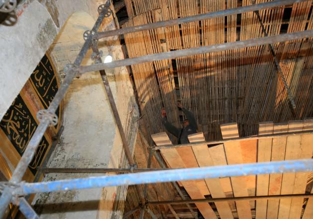 Hazreti Muhammed'in, Mekke'den Medine'ye hicret ettiği 622 yılında 7 ay boyunca evinde misafir olarak kaldığı, İstanbul'un manevi koruyucusu olduğuna inanılan Hazreti Halid Ebu Eyy&uuml;b El-Ensari'nin, resmi t&ouml;ren ve ziyaretler sebebiyle Osmanlı hanedanının meşruiyetinin ve devamlılığının simgesi haline gelen t&uuml;rbesinde, iki yıldır hummalı bir &ccedil;alışma y&uuml;r&uuml;t&uuml;l&uuml;yor.