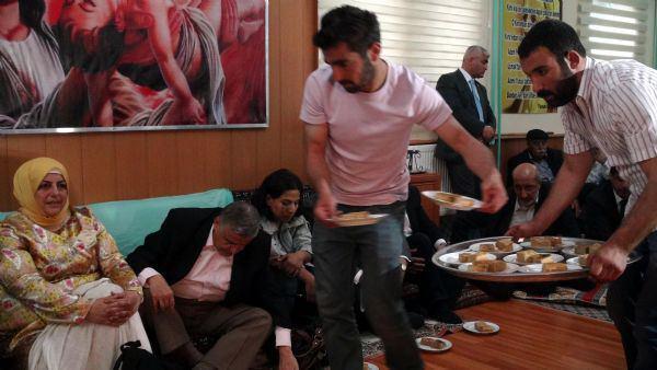  Akil İnsanlar Heyeti, öğleden sonra Tunceli Cemevi'ne giderek, bölgedeki çok sayıda Alevi Dedesi'nin de katıldığı toplantıda, Alevi vatandaşları dinledi.