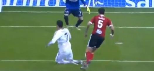 Real Madrid'in Portekizli çalıştırıcısı Jose Mourinho dün oynanan Celta Vigo maçında sinirlerine hakim olamadı...Real Madrid ile Celta Vigo arasında oynanan İspanya Kral Kupası 5. tur rövanş maçında Jose Mourinho Ronaldo'nun ceza sahası önünde düşürülmesine hakemin devam kararı vermesinin ardından çileden çıktı.