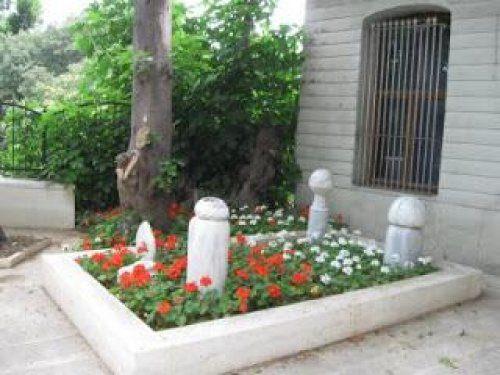 <p>Meşhur film serisi Battal Gazi'de adı geçen Hammer Usta'nın mezarı Dolmabahçe'de...</p>
