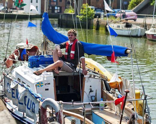  İngiltere’deki Aberystwyth Üniversitesi’nde yüksek lisans öğrencisi olan 23 yaşındaki Joe Pearce, ev kiralarını ödemekte zorlanınca, internet sitesinden 42 yıllık bir tekne satın aldı.