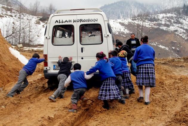 AHMET BİLGE Giresun'da servis miinibüsü yolda kalınca öğrenciler çamura saplanan servisi iterek kurtarmaya çalıştı.