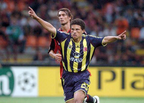 2010'da ise Fenerbahçe'nin tarihinde en çok forma giyen yabancı futbolcu özelliğini kazandı.