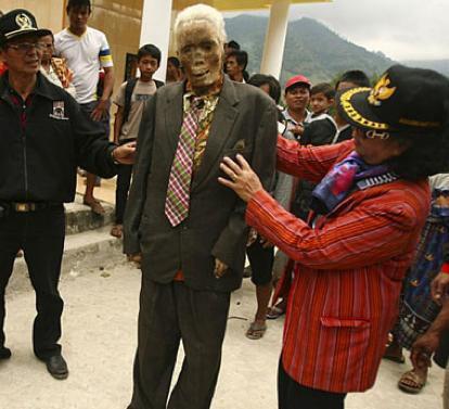 <p>B&ouml;lgede yaşayanlar, her &uuml;&ccedil; yılda bir &ouml;l&uuml;lerine olan saygılarını g&ouml;stermek ve onları onurlandırmak i&ccedil;in mezarları a&ccedil;ıyorlar.</p>
