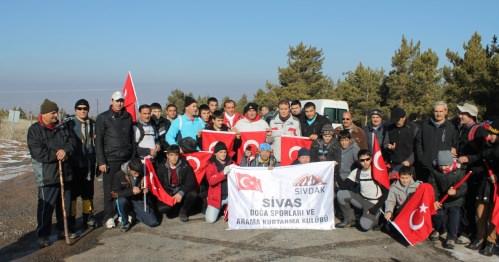 <p>Allahuekber Dağları'nda 90 bin askerin şehit düştüğü Sarıkamış Harekâtı'nın 99. yıl dönümü nedeniyle Sivas’ta yürüyüş düzenlendi. Kardeşler Tepesi'nde son bulan yürüyüşe 500’ü aşkın sporcu katıldı.</p>