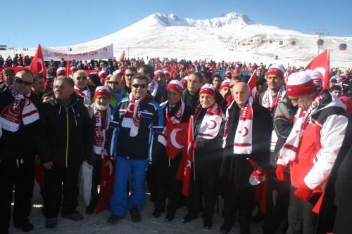 <p>Kayseri Valiliği, Gençlik Hizmetleri Spor İl Müdürlüğü organizasyonunda yürüyüş Erciyes Dağı piknik alanı ile tesisler bölgesindeki yaklaşık 3 kilometrelik alanda gerçekleşti.</p>