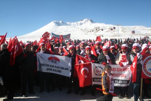 <p>Sarıkamış Harekâtı'nda şehit olan Mehmetçikleri 99. yıl dönümünde anmak için Türkiye genelinde olduğu gibi Kayseri’de de çeşitli etkinlikler düzenlendiğini belirten Vali Düzgün, "Şehitlerimizin ruhuna saygı için bugün burada 7’den 77’ye tüm insanlarımızla beraber yürüyoruz. " dedi.</p>