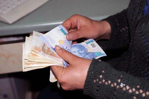 <p>Banka masrafları kapsamında kredi masrafları, kredi kartı masrafları ve komisyonlara belirli sınırlamalar getirilecek.</p>