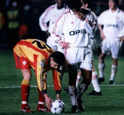Galatasaray-Milan UEFA Kupası'na uzanan yolun başlangıcı... Grubun son maçında Galatasaray, Milan'ı 3-2 mağlup ederek grupta 3. sırada yer almış ve UEFA Kupası'nda mücadele etme hakkı kazanmıştı.