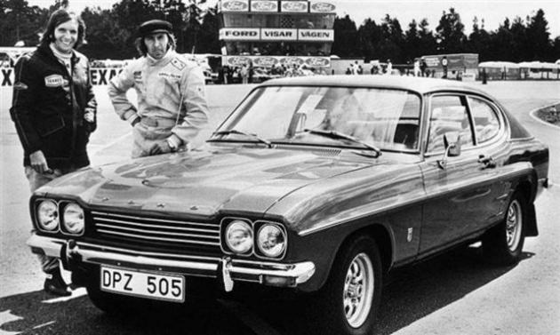 Jackie Stewart ve Emerson Fittipaldi 1973 model Ford Capri RS 2600 ile poz veriyorlar. RS 2600 Capri 1969 ile 1974 yılları arasında üretildi. 2.6 litrelik enjeksiyonlu V6 motoru 148 beygir güç üretiyordu.