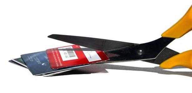 Kart sahiplerinin yaşadıkları sorunlardan oluşturulan şikayetlerden yola çıkarak kredi kartı kullanırken tüketicilerin bilmesi gereken 10 kuralı çıkarıldı. İşte kart sahiplerinin bilmesi gereken 10 önemli nokta: Şikayetvar.com kart sahiplerinin yaşadıkları sorunlardan oluşturdukları şikayetlerke kredi kartı kullanırken tüketicilerin bilmesi gereken 10 kuralı çıkardı.