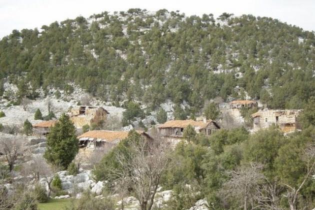 Selçuklular Dönemi'nde İpek Yolu'nun güvenliğini sağlamak amacıyla kurulan Sarı Hacılar Köyü'nde tarihi binalar restore ediliyor