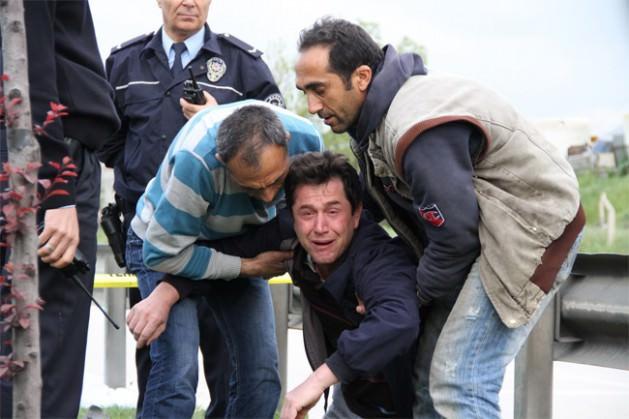 <p>Kanlar i&ccedil;inde kalan &ccedil;ocuk olay yerinde hayatını kaybetti. Acı habere duyarak olay yerine koşan inşaat iş&ccedil;isi baba Ramazan Alnıdelik olanlara bir t&uuml;rl&uuml; inanmak istemedi. Aynı g&uuml;n erkek &ccedil;ocuğu d&uuml;nyaya gelen baba yıkıldı.</p>