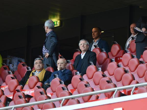 Bende bu olayi seviyorum. Fenerbahce kiminle mac yaparsa yapsin mactan sonra ortaya galatasaraylilar cikiyor :D tum mac unutuluyor sonra
