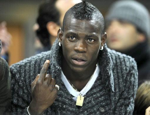 <p>MARIO BALOTELLI "Hakem formamı çıkarttığım için değil, vücudumu kıskandığı için bana sarı kart gösterdi."</p>