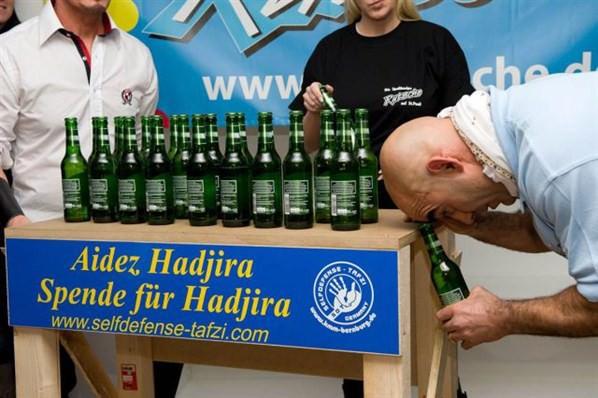 Kafasıyla en fazla sayıda bira kapağını açan adam / Ahmed Tafzi, Almanya'nın Hamburg kentinde kafasıyla bir dakika içerisinde 24 bira kapağı açmayı başardı.