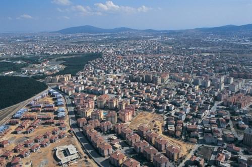 <p><strong>ÇEKMEKÖY'DE AK PARTİ YİNE RAHAT</strong></p>
<p>Çekmeköy'de CHP Hüseyin Sipahi'yi aday olarak gösterseydi belki bu kadar kesin konuşamazdık. CHP'nin aday adayı Hüseyin Sipahi'nin 17 Aralık operasyonunda-savcıların gafletinden olacak ki- örgüt lideri olarak gözaltına alınması ile birlikte adaylığı da suya düştü. Yapılan araştırmalarda %50 bandında bir oy oranına sahip olduğu görünen AK Partili mevcut belediye başkanının 2014 seçimlerini rahat kazanacağını düşünüyoruz.</p>