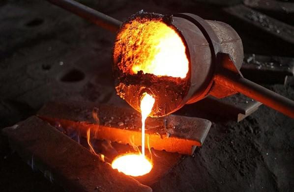 Metalin keşfinden beri varolan, tarihin en eski ve zor mesleklerinden dökümcülük, ateşten yaşamlarla hayat buluyor.