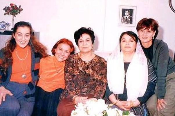 Ferhunde Hanımlar, 1993-1999 yılları arasında yayınlanan Türk televizyon dizisi. Başrollerde Beyhan Saran, Baykal Saran, Güven Hokna, Melek Baykal ve Şahap Sayılgan'ın yer aldığı ekranların uzun soluklu ve günlük yayınlanmış tv dizilerindendir. İlk yıllarında TRT 1'de Ferhunde Hanım ve Kızları adıyla yayınlanmış, İnterstar'a geçmesiyle birlikte Ferhunde Hanımlar adını almıştır. 22 Mayıs 2012 tarihinde Melek adlı sabah programında Ferhunde Hanımlar ekibi uzun yıllar sonra yeniden biraraya gelmişlerdir