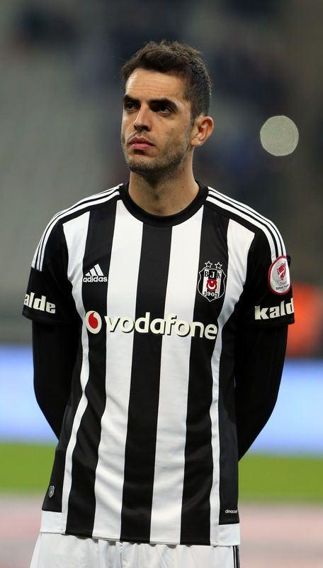<p>Beşiktaşlı futbolcu Luis Rhodolfo ise yaptığı paylaşımda; "Şu anda İstanbul'dayım. Herkes sokaklara çıkıyor. Marketlere gidiyor. Yiyecek ve su alıyorlar. Bana bankaya gidip, paramı çekmemi söylediler. En iyisi kapalı kapılar arkasında olmak. Şu anda Cumartesi sabahı burada. Sanırım daha fazla detaya sabah ulaşırız" şeklindeki sözlerini paylaştı.</p>
