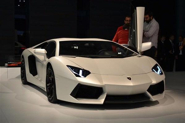   Lamborghini Aventador LP700-4