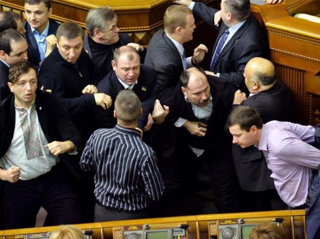 Ukrayna'da h&uuml;k&uuml;met karşıtı protestolar devam ederken, bug&uuml;n parlamentoda kavga &ccedil;ıktı.