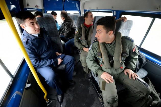 Harp okulunda 4 yıl okuyan öğrenciler, ardından Çiğli'ye giderek burada üç farklı uçakta 2 yıl eğitim alarak, jet pilotu oluyor. Sonra Konya'daki üsse giderek F-5 ile 6 ay harbe hazırlık eğitimi gören pilotlar, Ankara'da 9-10 ay F-16 eğitimi aldıktan sonra savaşa hazır pilot olarak görevlendirildiği üsse gidiyor. Gittikleri üslerde de pratik ve teorik eğitimleri süren pilotlar, uluslararası tatbikatlara katılarak kendilerini geliştirme fırsatı buluyor, dünyadaki seviyesini ölçebiliyor.