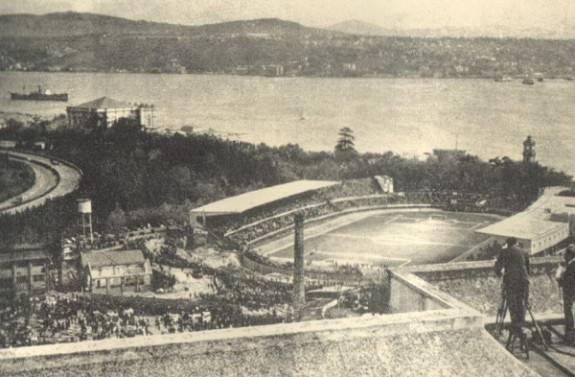 <p>Yapımına 19 Mayıs 1939 yılında başlanan ancak II. Dünya Savaşı'nda yaşanan ekonomik kriz nedeniyle ancak 27 Kasım 1947'de açılışı yapılan İnönü Stadyumu'nda ilk maç Beşiktaş ile İsveç'in AIK Solna takımı arasında oynandı. Bu stadyumdaki ilk golü de o zamanlar Beşiktaş’ın futbolcusu olan Süleyman Seba atarken siyah beyazlılar sahadan 3-2 mağlup ayrıldı.</p>
