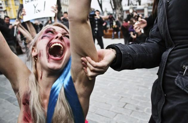 Hürriyet - Murat Şaka, Femen eyleminin fotoğrafı ile Haber dalı üçüncüsü 