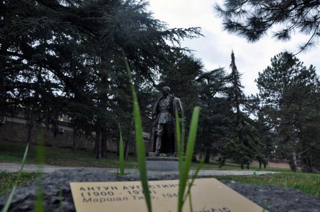 <p>Müze bahçesinde yer alan Tito'nun askeri üniformalı heykeli...</p>
