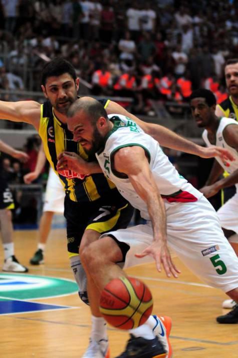 Pınar Karşıyaka, sahasında Fenerbahçe Ülker'i 81-78 mağlup ederek seriyi 2-0'a getirdi ve playoff yarı finaline çıktı.