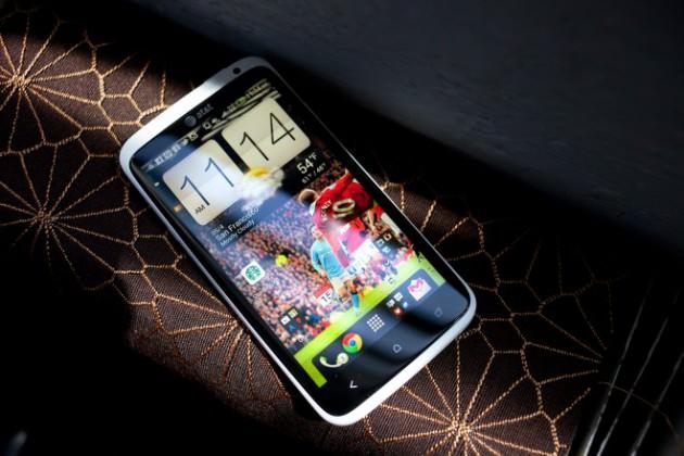 HTC One X, tasarımı şık, son derece hafif ve kamerası gayet başarılı bir telefon. 4.7 inç Gorilla Glass ekrana sahip olan One X, Beats Audio ses teknolojisine sahip. 8 mega piksel kamera 1080p video kayıt özelliğine sahip. 134.36 x 69.9 x 8.9 mm ölçülerindeki cihaz 130 gr ağırlığında. Dört çekirdekli işlemciyle sunulan cihazın dahili belleği 32 GB.