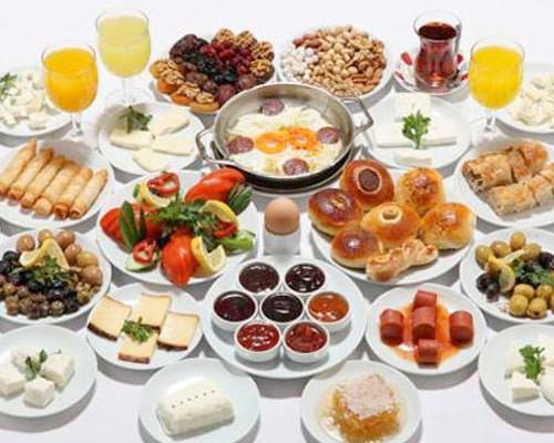 <p><strong>Hafif iftar</strong></p>
<p>2 bardak su<br />1 hurma veya 2 kuru kayısı<br />2-3 zeytin (az tuzlu) veya 2-3 parça ceviz<br />1 dilim az tuzlu peynir<br />1 kepçe çorba<br />1 avuç içi kadar pide</p>