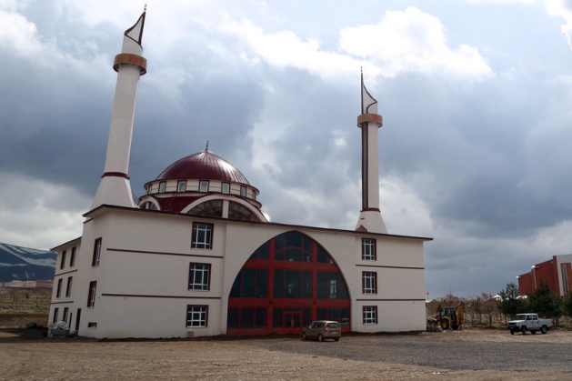 "Minareleri çok farklı. Bunun örneğini Türkiye'de görmedik. İlk olduğunu düşünüyoruz. Eğitim yuvasına anlamlı bir cami yaptık. Diviti, yani eğitimi temsil eden bir minare şekli. Mürekkebe batırılıp, yazı yazılan divit şeklinde. Kalemi temsil ediyor. Özellikle öğrenciler için modern bir cami yaparak, namaz kılarken huzur bulacakları, rahat edecekleri bir ortam düşündük. Caminin yapımı 2,5 yıl sürdü. Türkiye'deki üniversite camileri arasında da ilk. Böyle bir minare şekli yok."