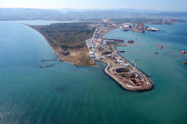 <p>İşçiler gece-gündüz mesai harcıyor. Köprünün ayaklarının ve deniz altında oturtulacağı keson adı verilen beton zeminlerin yapımı devam ediyor.</p>