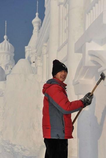 Çin'de gerçekleşen 'Jingyue Snow World Festival' adlı geleneksel kar festivalinde dev binalar inşa edildi. Binaların özelliği ise hepsinin kardan yapılması... 200 kilometrekarelik bir alanda gerçekleşen festival için onlarca sanatçı günlerce çalıştı. Heykeller, gece de ışıklandırılarak görsel bir şölen sunuyor.