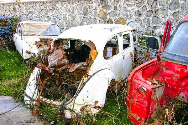 <p>Ekonomik nedenlerden dolayı hurdalığa terk edilen 1968 model “vosvos” limuzin, Ankara’da faaliyet gösteren bir organizasyon şirketi tarafından gelin aracı olarak günlüğü bin 250 liradan kiralanıyor.</p>