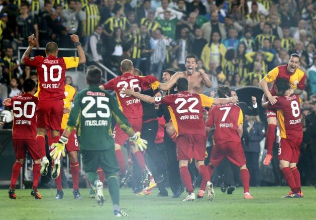 <p>Ezeli rakibi Fenerbahçe'nin 1 puan önünde şampiyonluga ulaşan Galatasaray geçen sezona bu görüntülerle veda etmişti.</p>