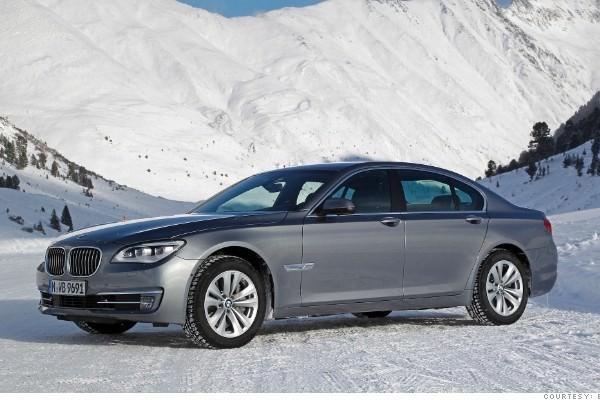 <p><strong>BMW 7-serisi<br /></strong><br />Audi'nin son modelleriyle aynı segmentte kabul edilen otomobil'in ABD'deki satış fiyatı 73 bin 600 dolardan başlıyor.</p>