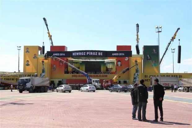 <p>Sabahın erken saatlerinden itibaren alana gelmeye başlayan bazı vatandaşlar beraberinde getirdikleri çay ve malzemelerle, kimileri de seyyar satıcılardan satın aldıkları ciğer kebapla kahvaltılarını yapıyor. Parkın etrafındaki açık arazide top oynayan çocuklar, parkta çay içenler ve halay çekenlerle alanda tam bir karnaval havası yaşanıyor.</p>