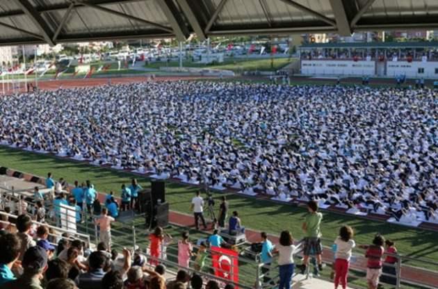 <p>En kalabalık pilates gösterisi rekoru: Denizli Belediyesinin "Ailemi Seviyorum Projesi" kapsamında 8 mahallede ücretsiz düzenlenen pilates kurslarına katılan 3 bin 486 kadın, aynı anda pilates yaparak Guinness Rekorlar Kitabı'na girdi. Rekor, 2009'da İspanya'nın Madrid şehrinde 862 kişiyle kırılmıştı.</p>