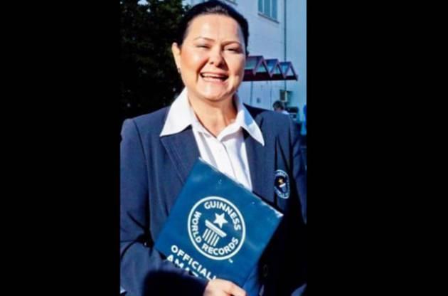 <p>Guinness Dünya Rekorları Türkiye Temsilcisi ve Hakemi Şeyda Subaşı Gemici, yaptığı açıklamada, rekor denemesinin her aşamasını kontrol ettiklerini ve Guinness dünya rekorlarına sahip olmanın kolay bir şey olmadığını söyledi. Şirket merkezlerinin Londra'da olduğunu, şirkette 4 yıldır temsilcilik ve hakemlik yaptığını anlatan Gemici, rekor denemesi için "standart" ya da "hızlı takip" seçeneklerinden biri tercih edilerek, direkt veya internet adresinden online olarak başvurulabileceğini kaydetti.</p>