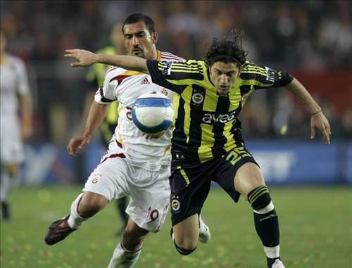19-Galatasaray 2 - Fenerbahçe 1 -- 1 Aralık 1990 -- Fenerbahçe 2 - Galatasaray 0 5 Ekim 1991 Başka bir futbolcu yoktur ki arka arkaya iki sezonda iki ayrı maçta iki derbide ikişer gol atmaya başarsın... İşte o futbolcu Tanju Çolak!