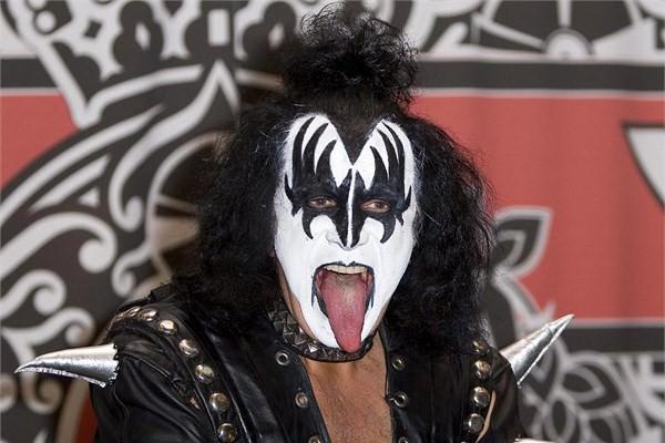 <p><strong>Rock yıldızı Gene Simmons</strong><br />Müzik dünyasına 1980’li yıllarda damgasını vuran Rock müzik grubu KISS’in gitarcısı Gene Simmons, ABD tarihinin en çok satan albümlerini imza atan grubuyla yaşadığı başarılı yılların ardından hatırı sayılır bir servetin sahibi oldu. Simmons, 300 milyon dolarlık kısmını ismini açıklamadığı bir vakfa bırakacağını duyurmuştu.</p>